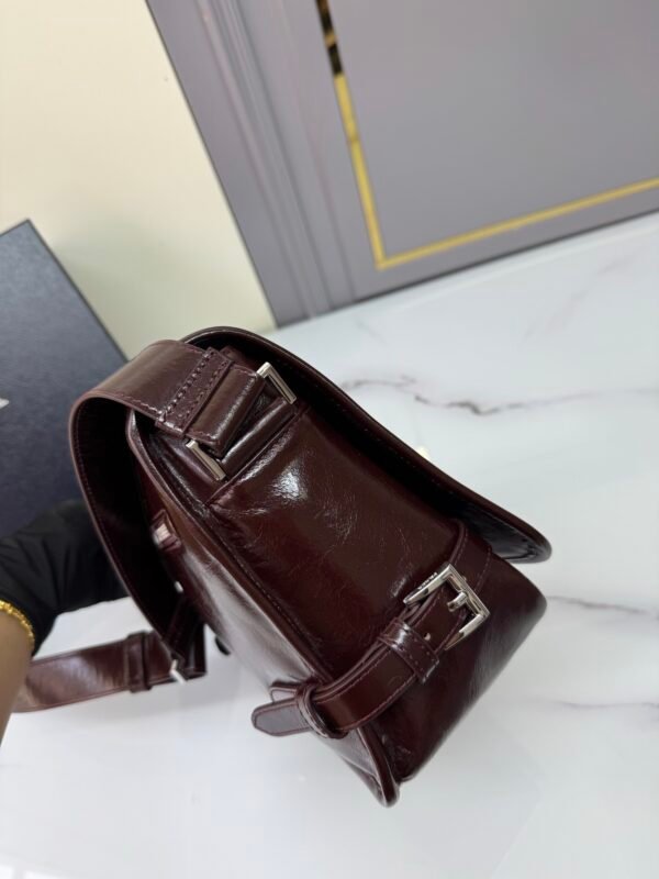 2VD073_2CYR (1) Leather shoulder bag