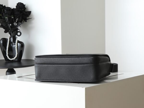 Leather shoulder bag