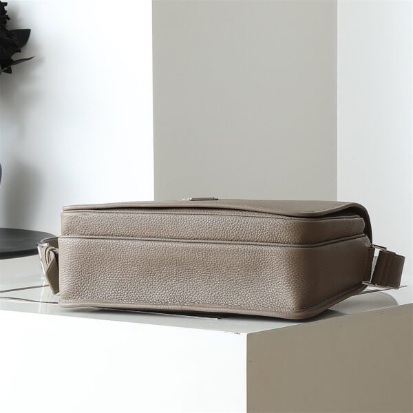 2VD074_2BBE (2) Leather shoulder bag