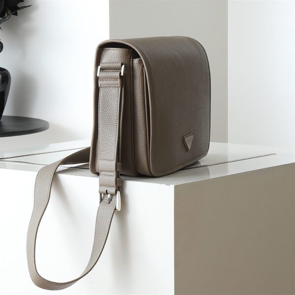 2VD074_2BBE (5) Leather shoulder bag