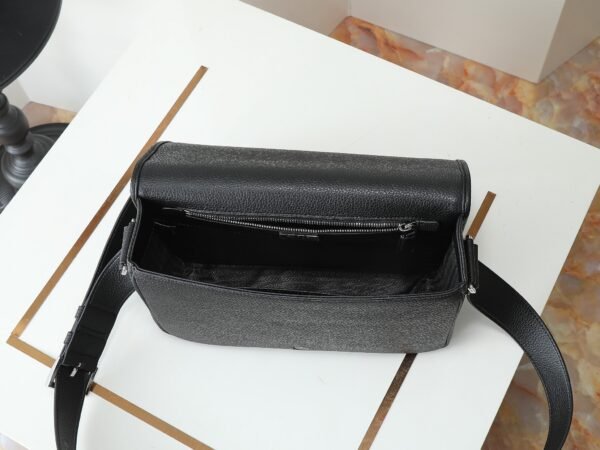 2VD075_2BBE (1) Leather shoulder bag