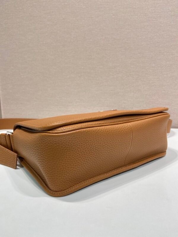 2VD075_2BBE (2) Leather shoulder bag