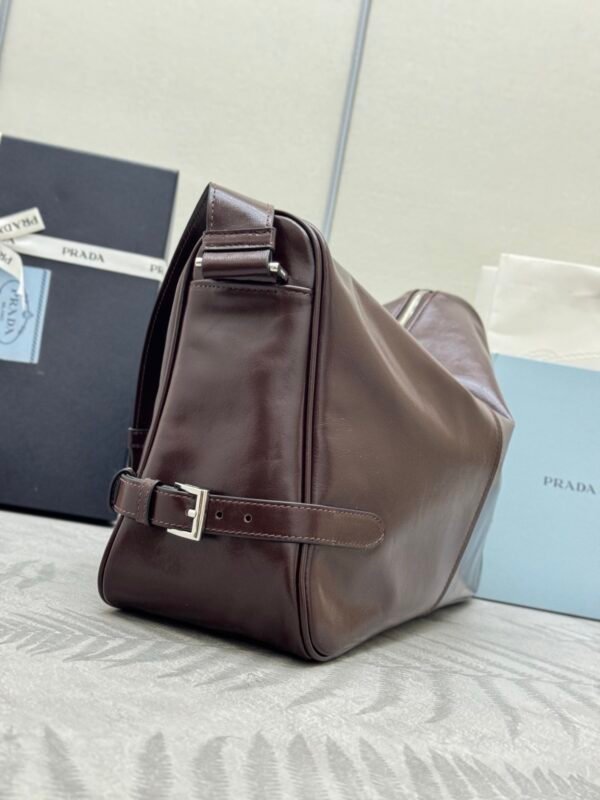 2VH187_2CYR (1) Leather shoulder bag
