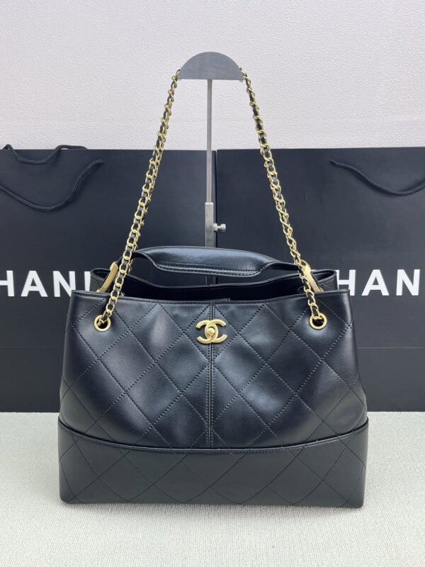 CHANEL 25A Diamond Tote Bag