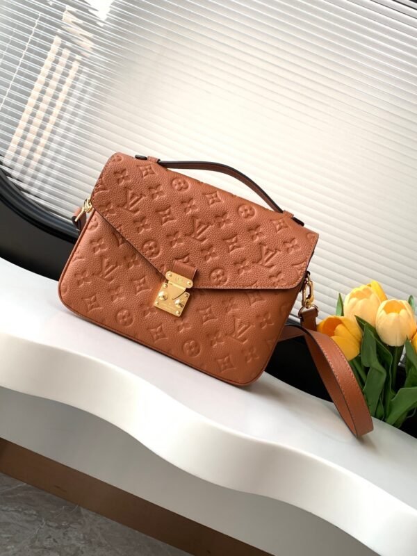 LOUIS VUITTON Pochette Métis