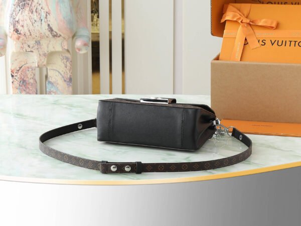 LOUIS VUITTON Dauphine Soft Vibe MM M13450