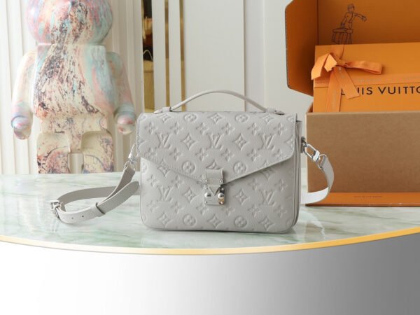 LOUIS VUITTON Pochette Métis m13481