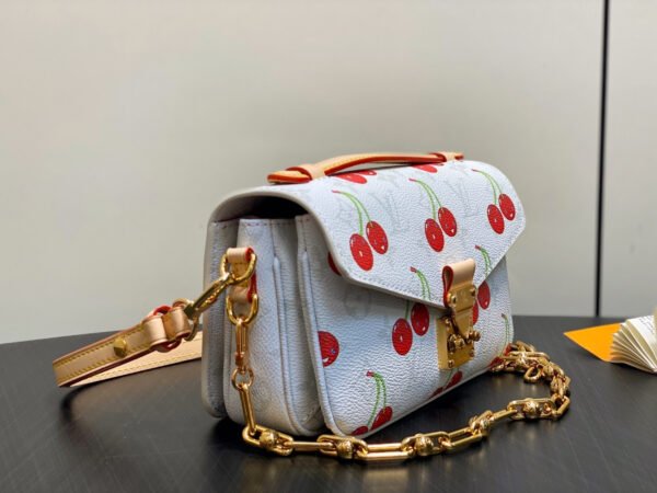 M14231 (2) LV x TM Pochette Métis East West M14231