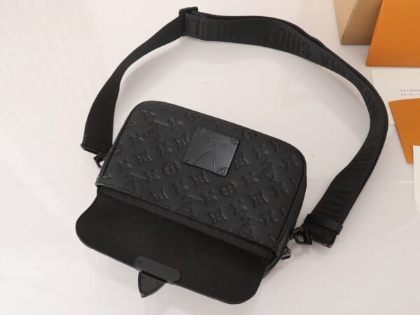 LOUIS VUITTON S Lock Messenger M58489