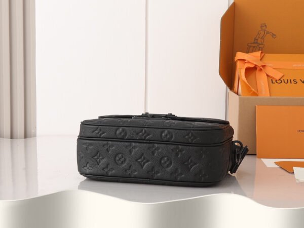 LOUIS VUITTON S Lock Messenger M58489