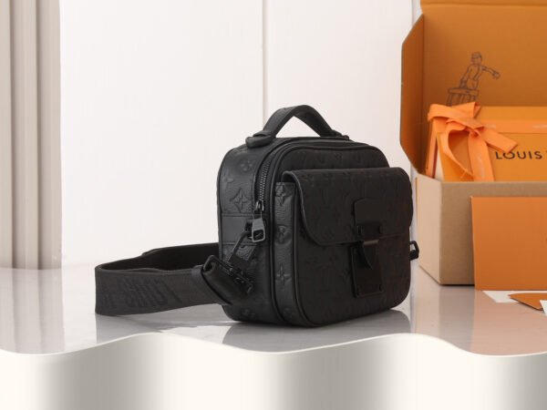 LOUIS VUITTON S Lock Messenger M58489