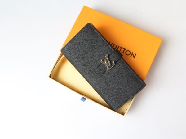 LOUIS VUITTON Vertical Wallet M81330