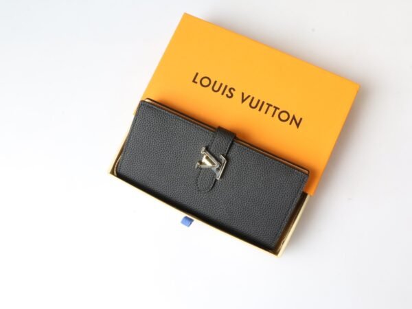 LOUIS VUITTON Vertical Wallet M81330