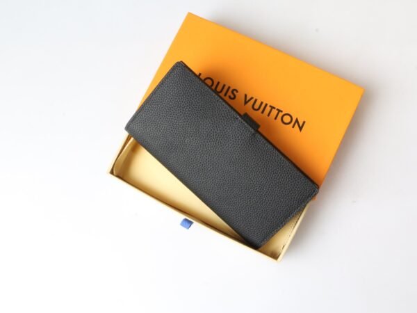 LOUIS VUITTON Vertical Wallet M81330