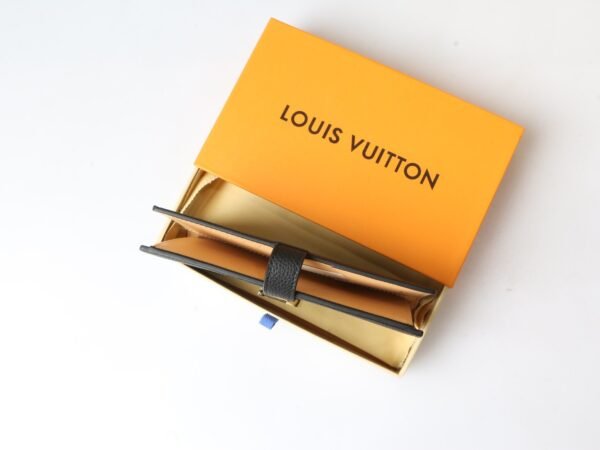 LOUIS VUITTON Vertical Wallet M81330