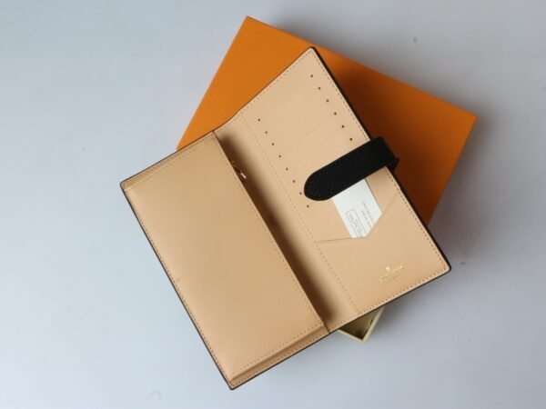 LOUIS VUITTON Vertical Wallet M81330