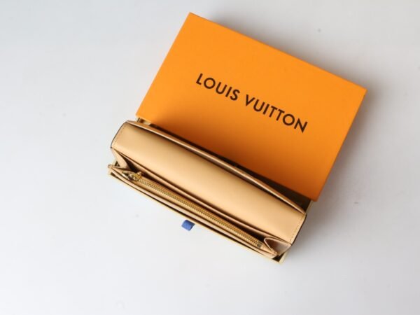 LOUIS VUITTON Vertical Wallet M81330