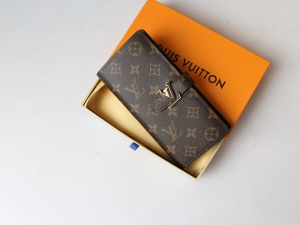 LOUIS VUITTON Vertical Wallet M81367
