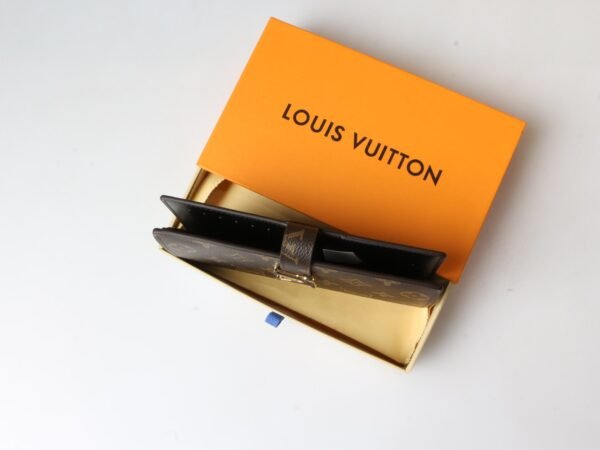 LOUIS VUITTON Vertical Wallet M81367