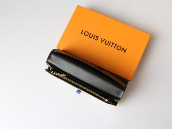LOUIS VUITTON Vertical Wallet M81367