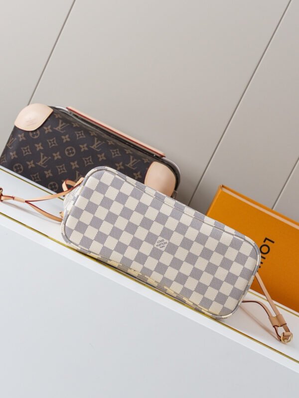 LOUIS VUITTON Neverfull PM