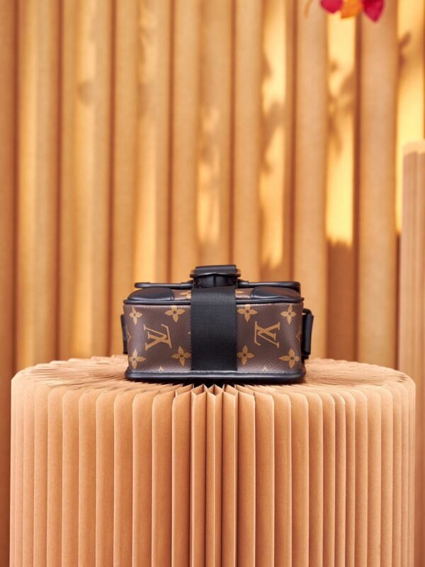 m46442 (1) Archy Small Messenger Bag M46442