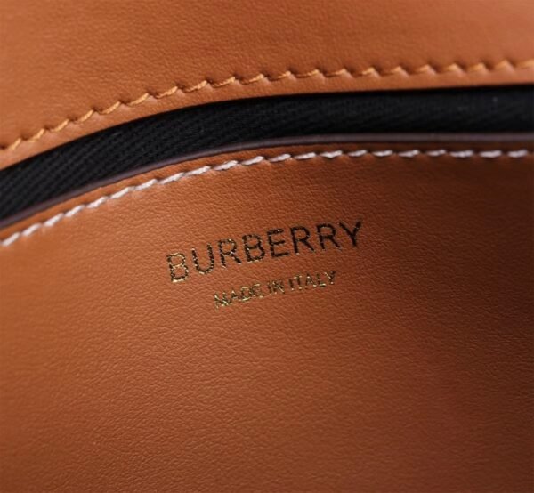 p80920481 (8) Burberry Top handle Note bag p80920481