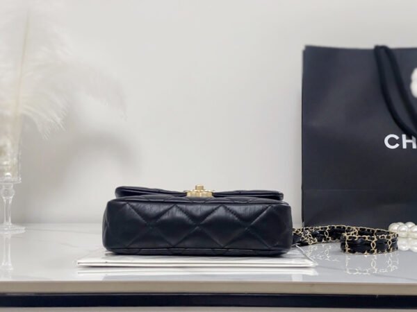 CHANEL 23K 19 CHAIN FLAP BAG VINTAGE CALFSKIN