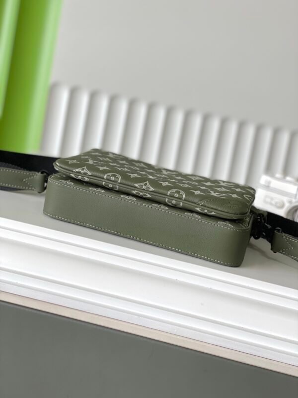 LOUIS VUITTON Trio Messenger