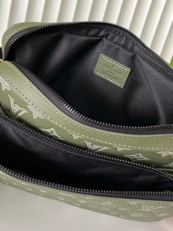 LOUIS VUITTON Trio Messenger