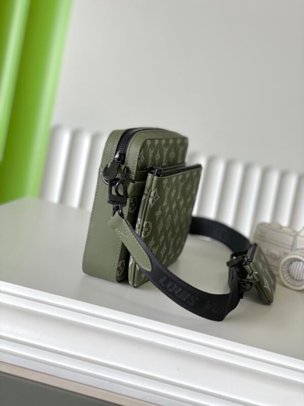 LOUIS VUITTON Trio Messenger