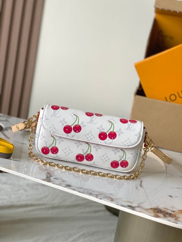 M14239 (10) LV x TM Wallet On Chain Ivy M14239