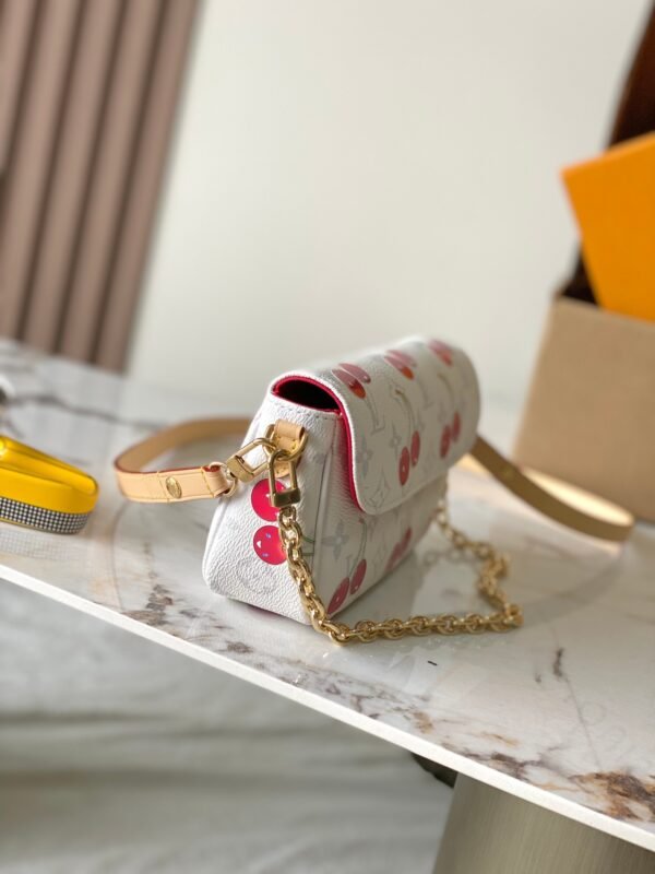 M14239 (12) LV x TM Wallet On Chain Ivy M14239