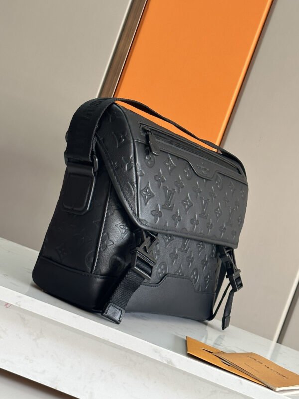 LOUIS VUITTON Messenger Voyager PM M25121