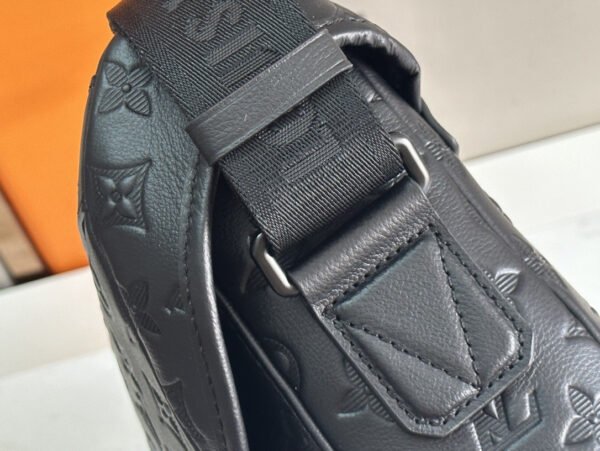 LOUIS VUITTON Messenger Voyager PM M25121