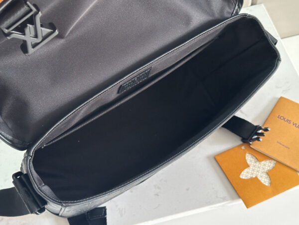 LOUIS VUITTON Messenger Voyager PM M25121