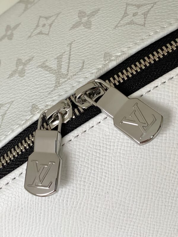 LOUIS VUITTON Discovery Backpack M31061