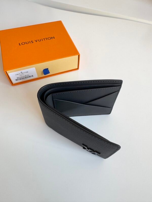 M69829 (3) LOUIS VUITTON Multiple Wallet M69829