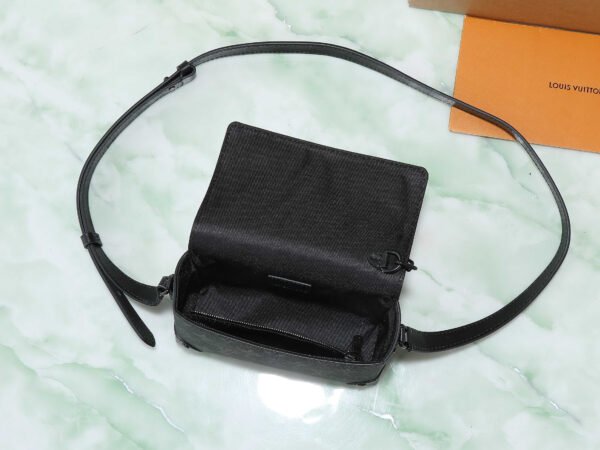 LOUIS VUITTON Steamer Wearable Wallet M81783