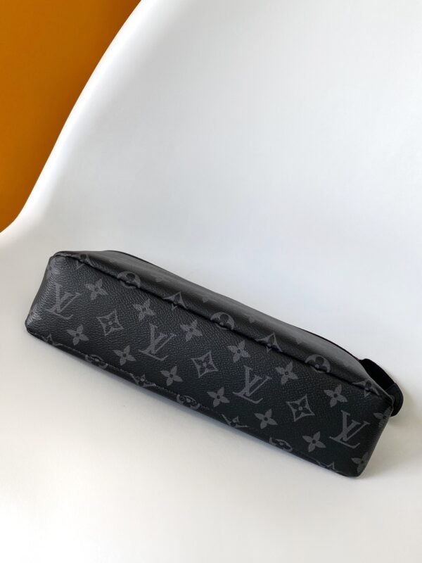 LOUIS VUITTON POCHETTE VOYAGE SOUPLE CLUTCH M82543