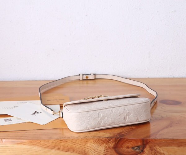 LOUIS VUITTON Wallet on Chain Ivy M82210