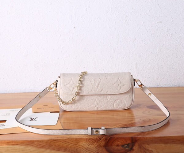 LOUIS VUITTON Wallet on Chain Ivy M82210