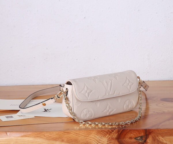 LOUIS VUITTON Wallet on Chain Ivy M82210