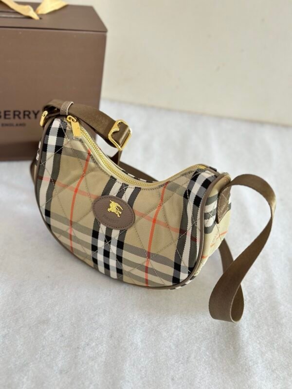 p81113081 (3) burberry Horseshoe Crossbody Bag p81113081