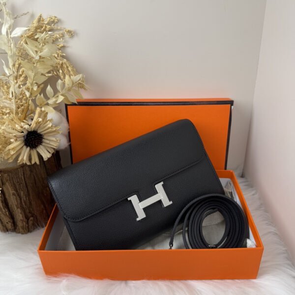 H085822CKAA085 (4) HERMÈS Constance To Go wallet silver