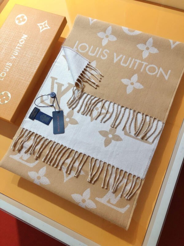 LV Essential Scarf M77728