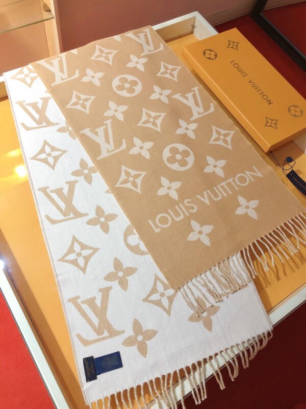 LV Essential Scarf M77728