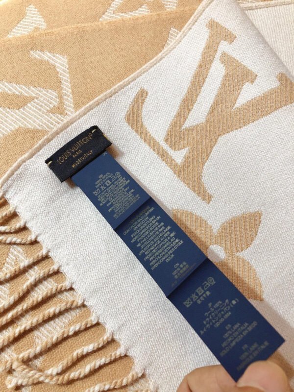 LV Essential Scarf M77728