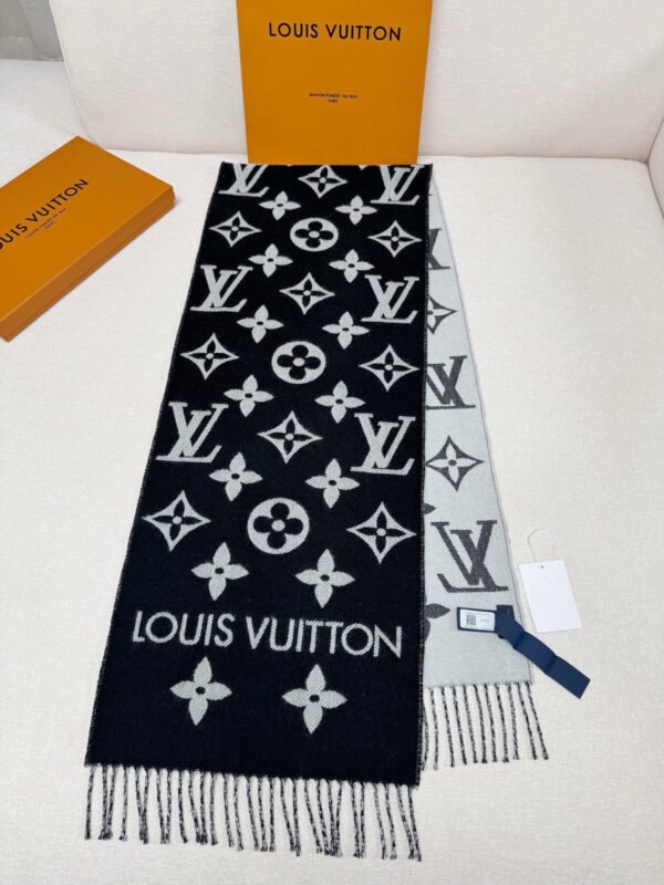 LV Essential scarf M77853