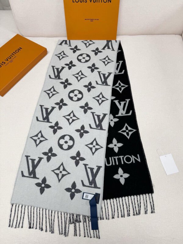 LV Essential scarf M77853